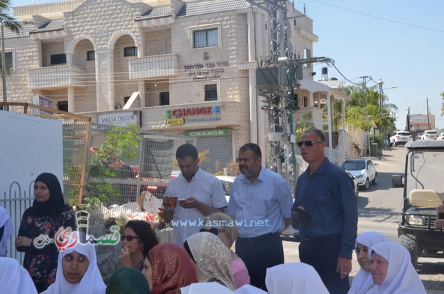 كفرقاسم - فيديو : الرئيس عادل بدير يدشن اللوحة الفنية من ابداعات الأمهات في بيت المسنين وطلاب الزهراء الابتدائية 